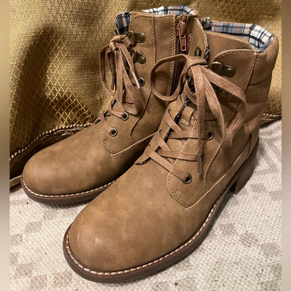 Crown Vintage Outdoor Booties Size 7
